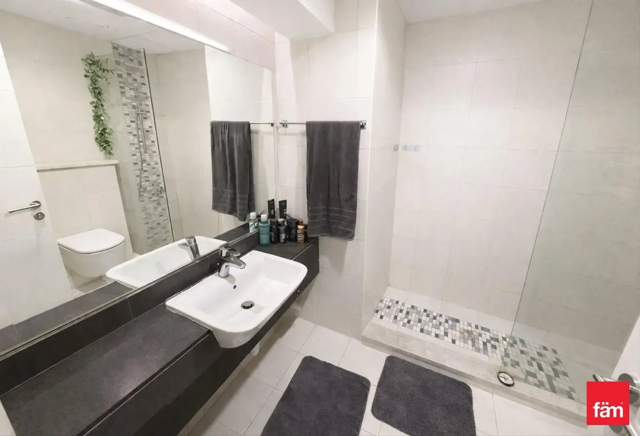 Vacant | Convertible 2 Beds | Upgraded | Furnished