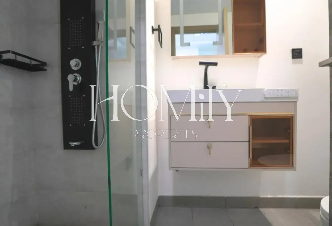 FURNISHED | TOP FLOOR | READY TO MOVE IN