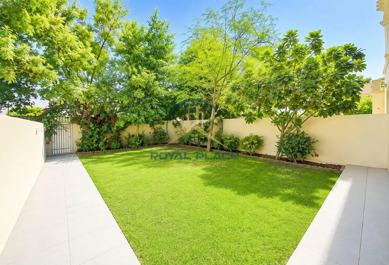 LAKE FACING | UPGRADED | WELL MAINTAINED | MIDDLE