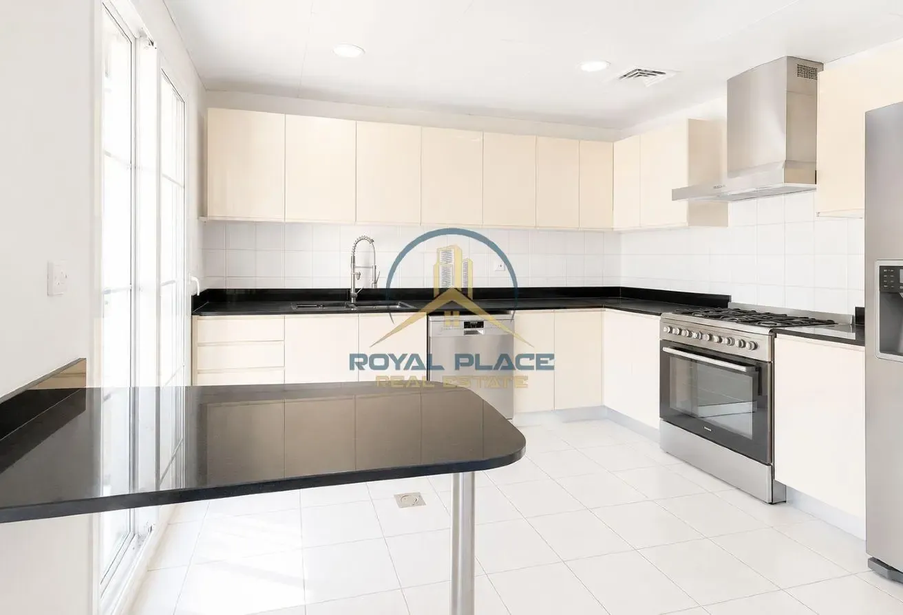 LAKE FACING | UPGRADED | WELL MAINTAINED | MIDDLE