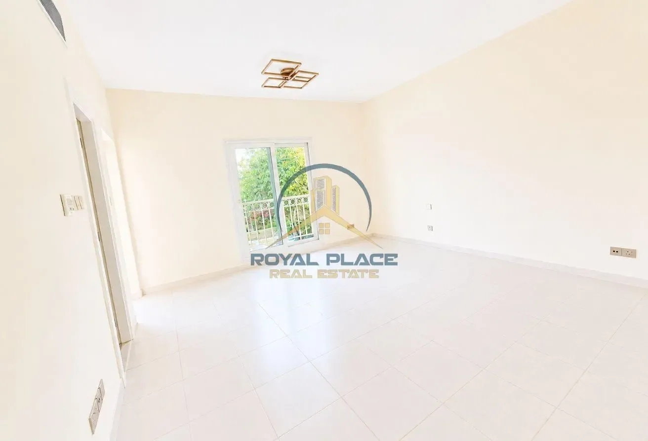 LAKE FACING | UPGRADED | WELL MAINTAINED | MIDDLE