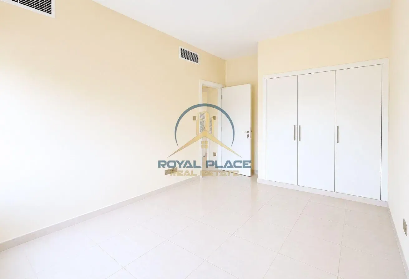 LAKE FACING | UPGRADED | WELL MAINTAINED | MIDDLE
