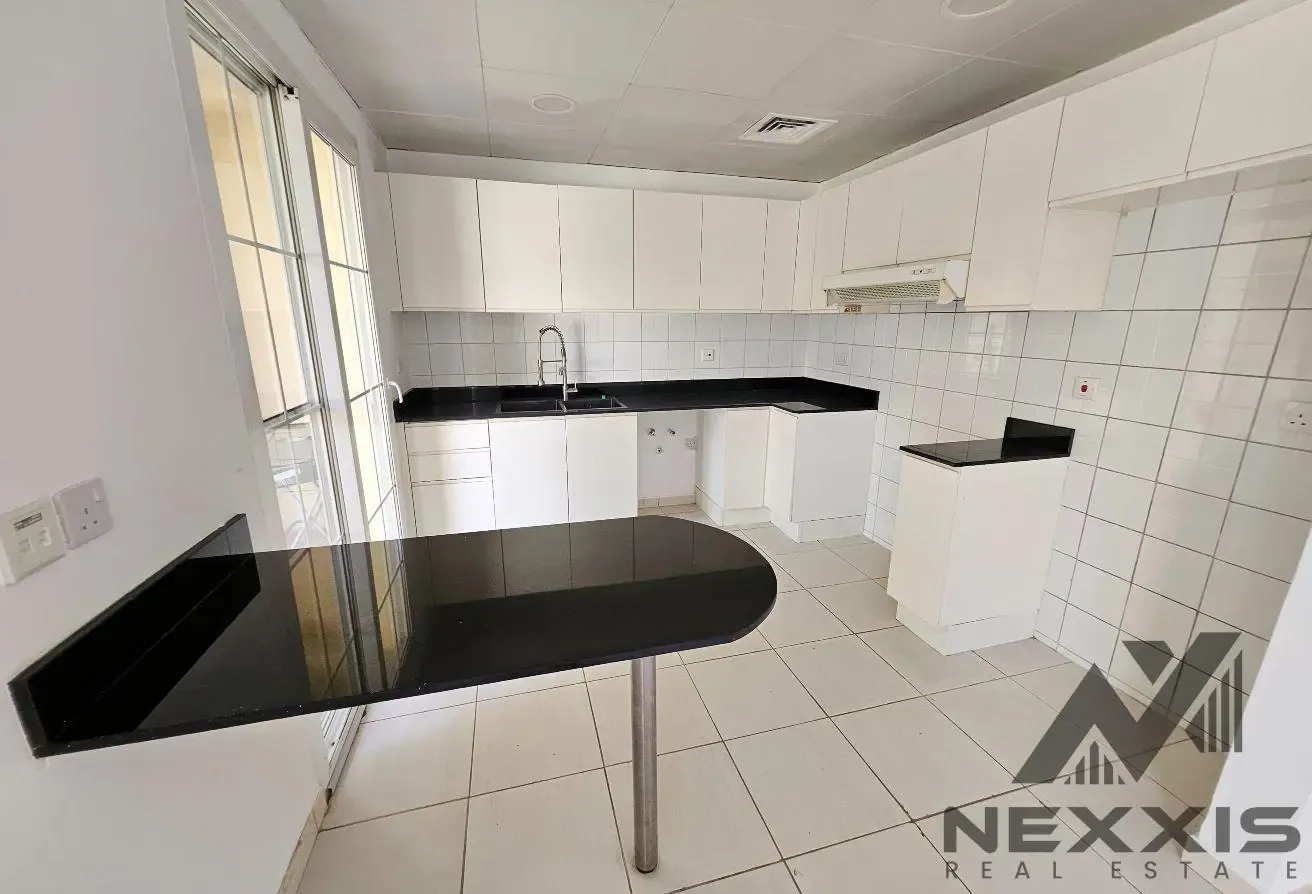 Lake View - Upgraded Kitchen and Bathrooms