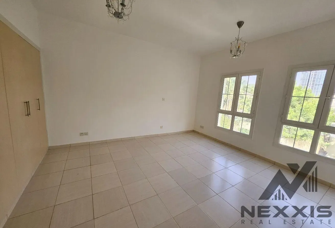 Lake View - Upgraded Kitchen and Bathrooms