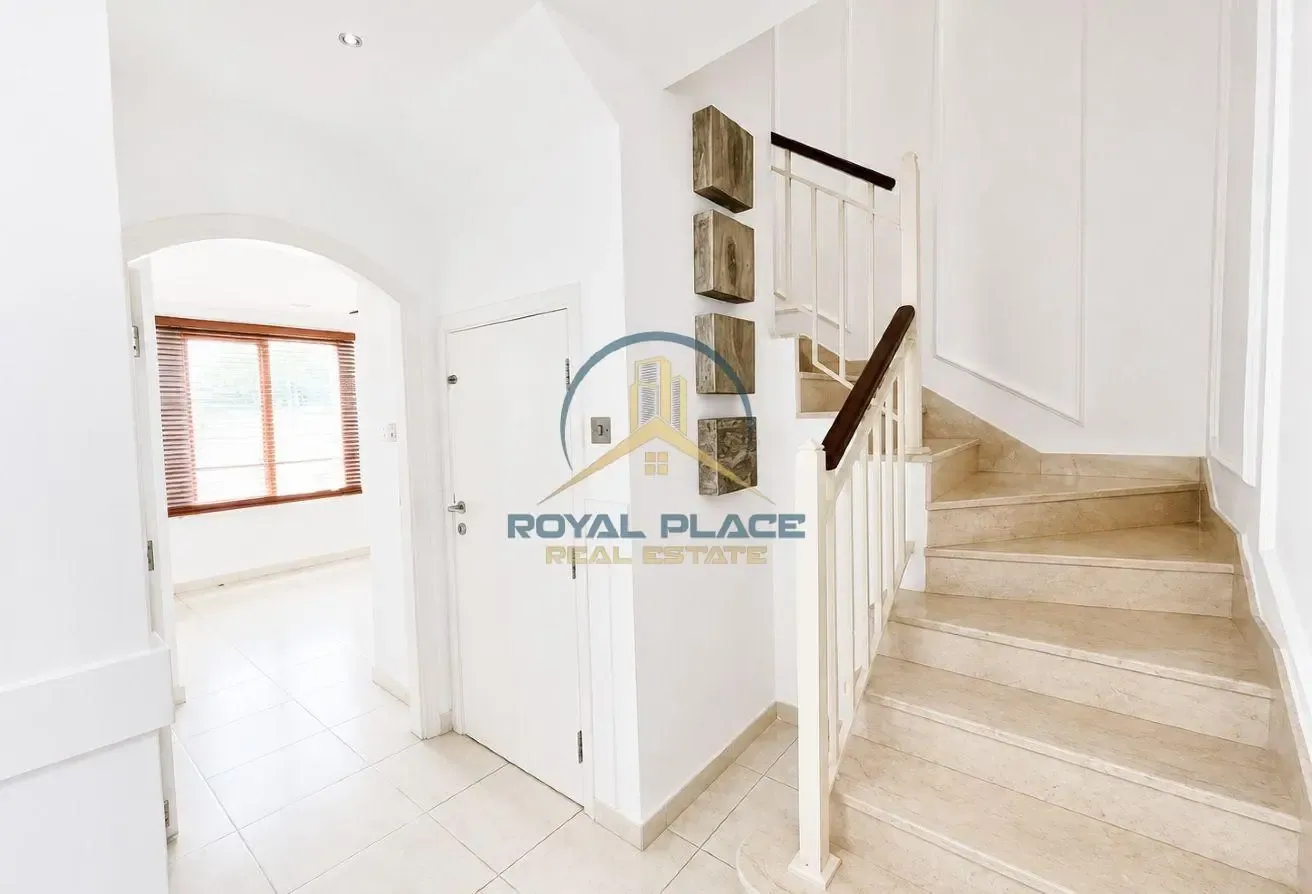 STEP'S TO LAKE | QUITE | EXCLUSIVE | CORNER VILLA