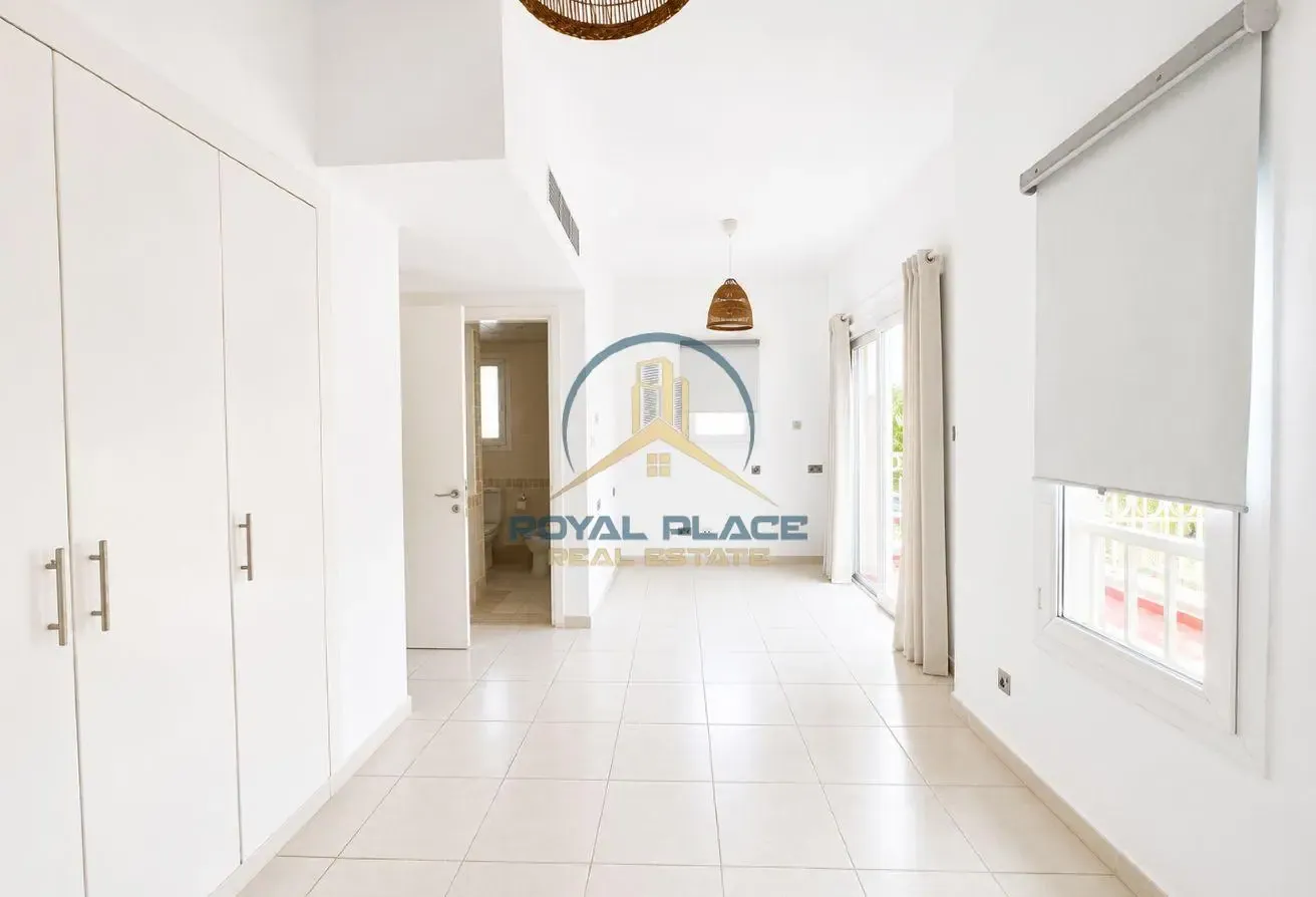 STEP'S TO LAKE | QUITE | EXCLUSIVE | CORNER VILLA