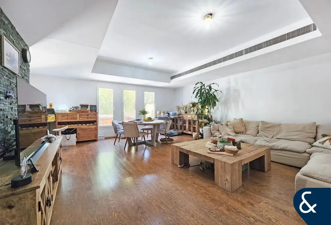 Upgraded | Open Plan Layout | Lake facing