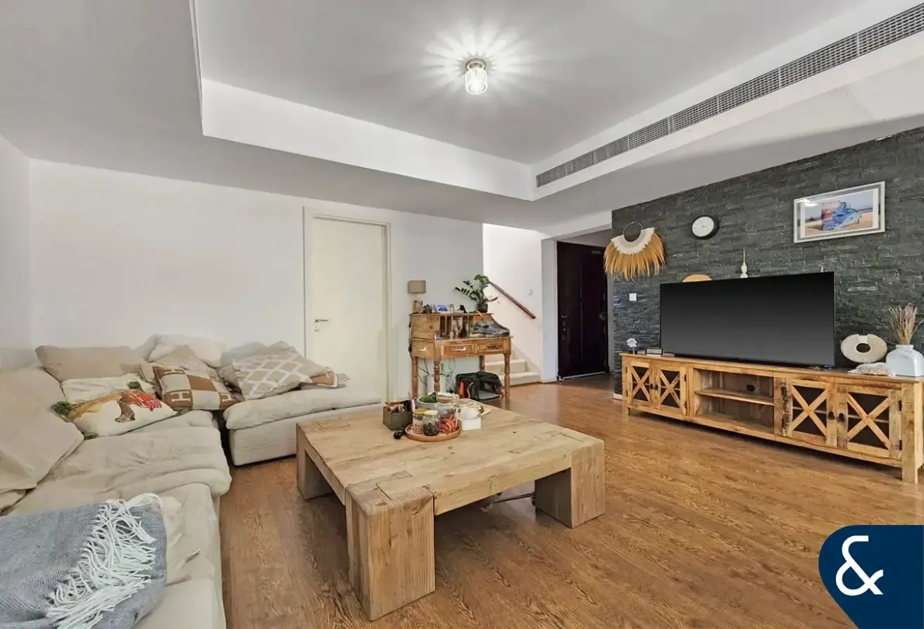 Upgraded | Open Plan Layout | Lake facing