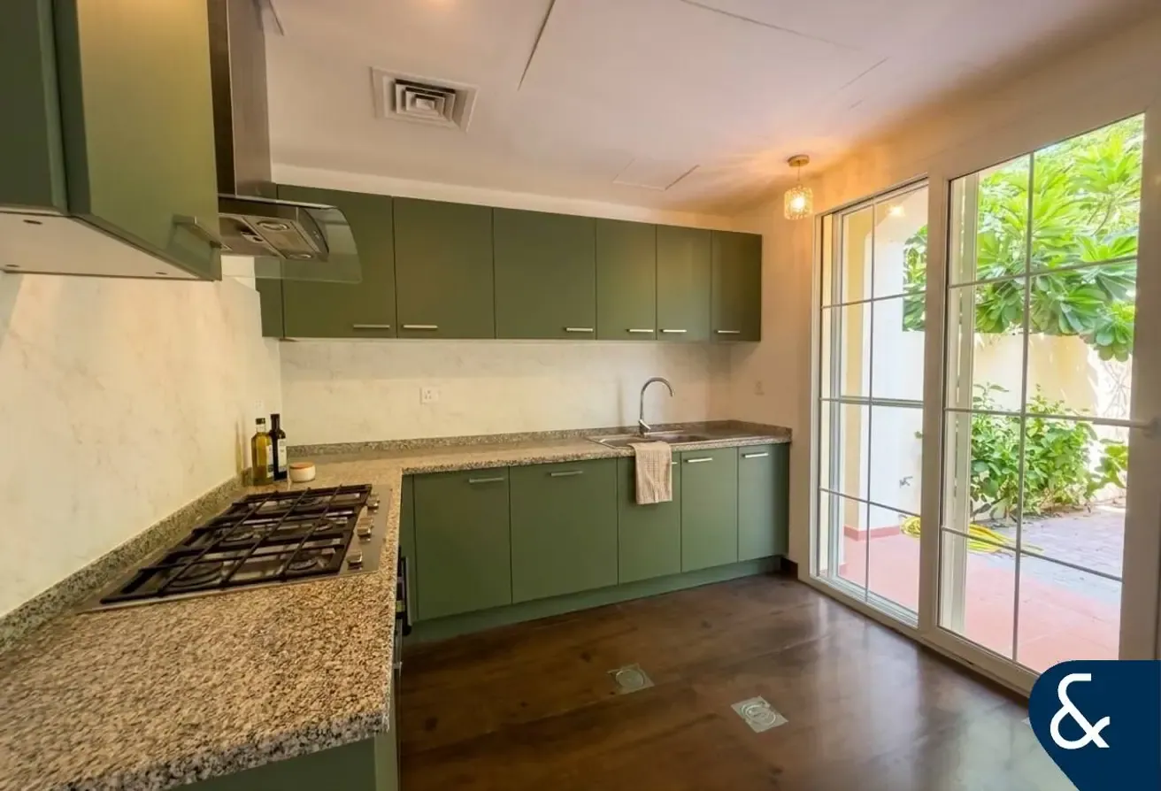 Upgraded | Open Plan Layout | Lake facing