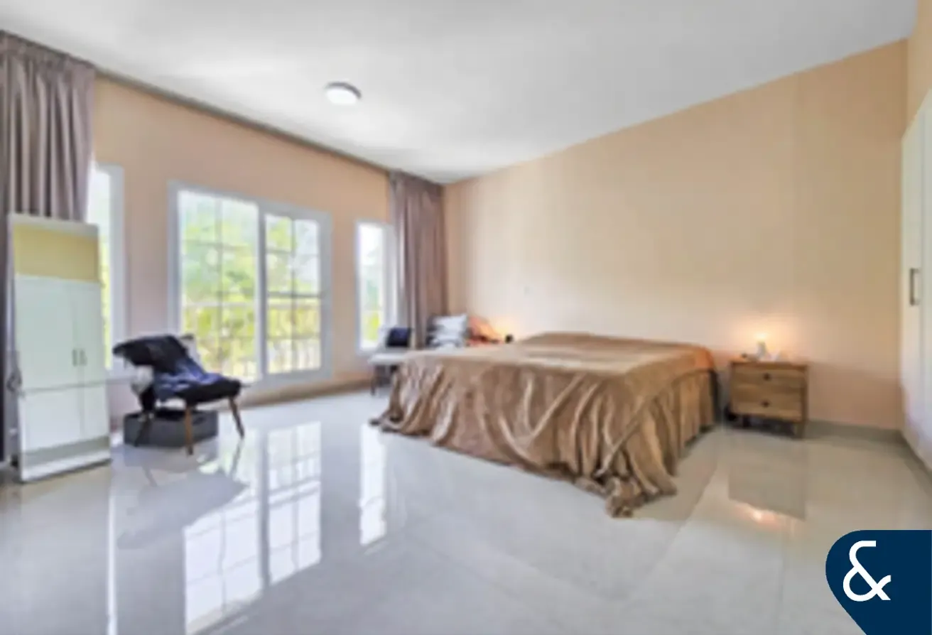 Upgraded | Open Plan Layout | Lake facing