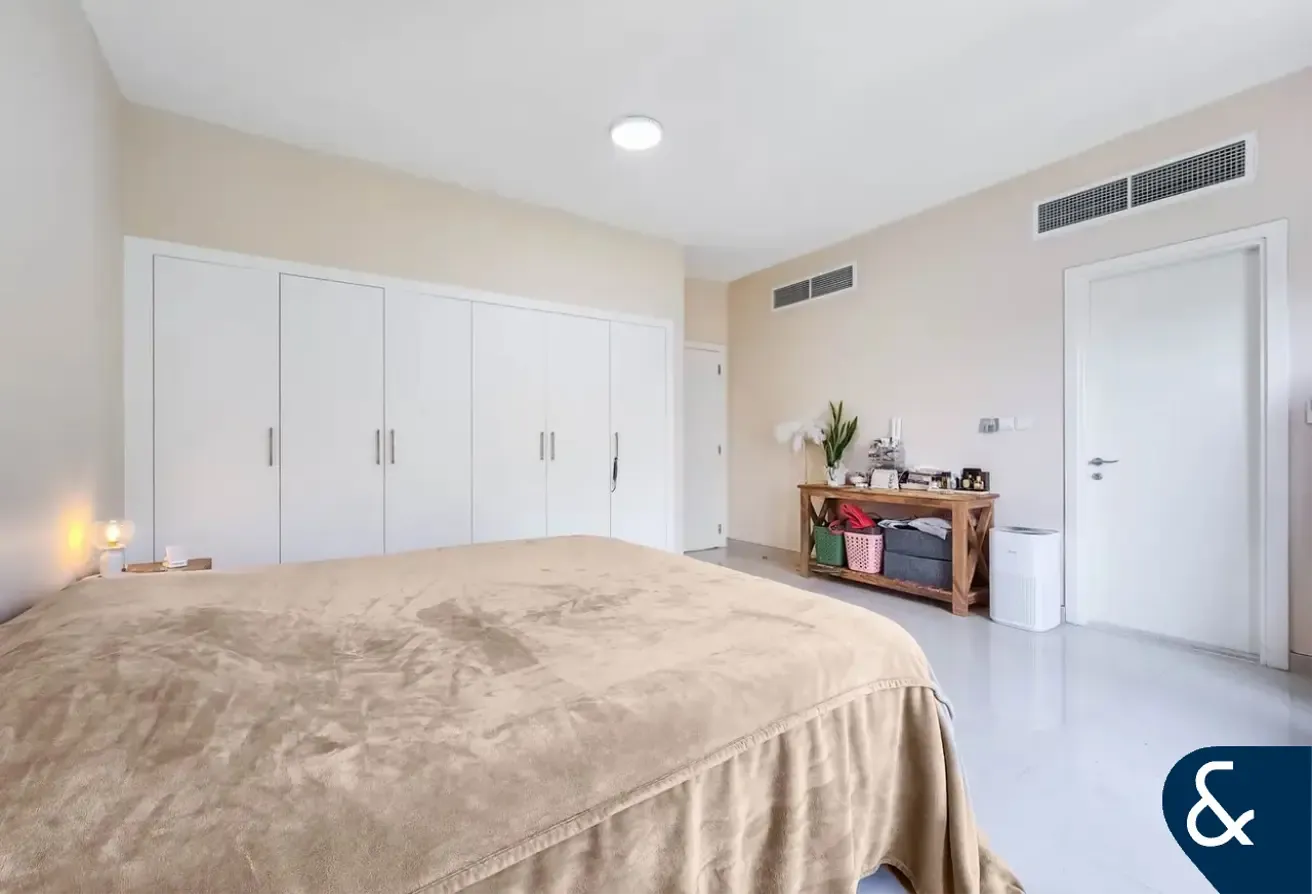 Upgraded | Open Plan Layout | Lake facing