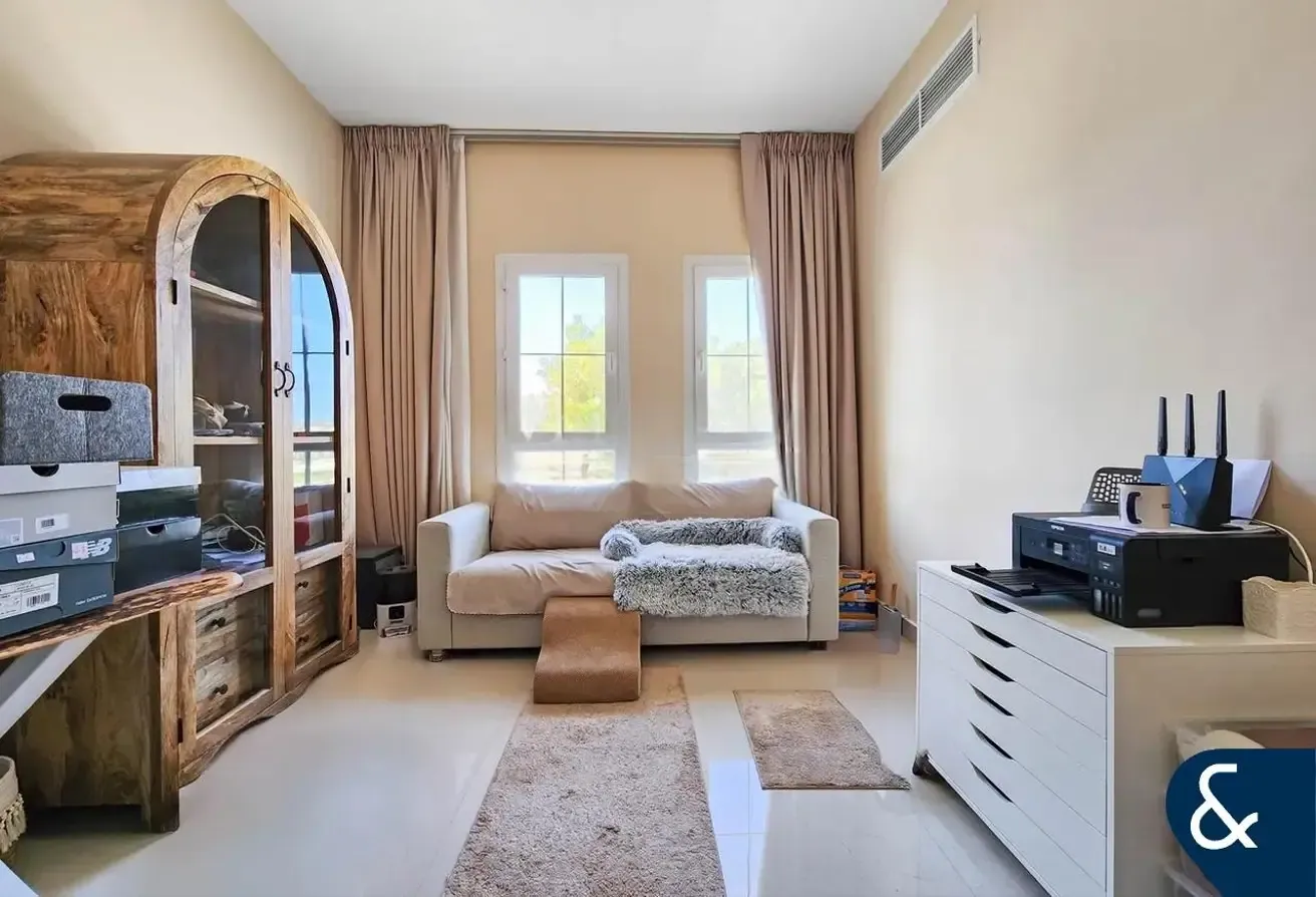 Upgraded | Open Plan Layout | Lake facing