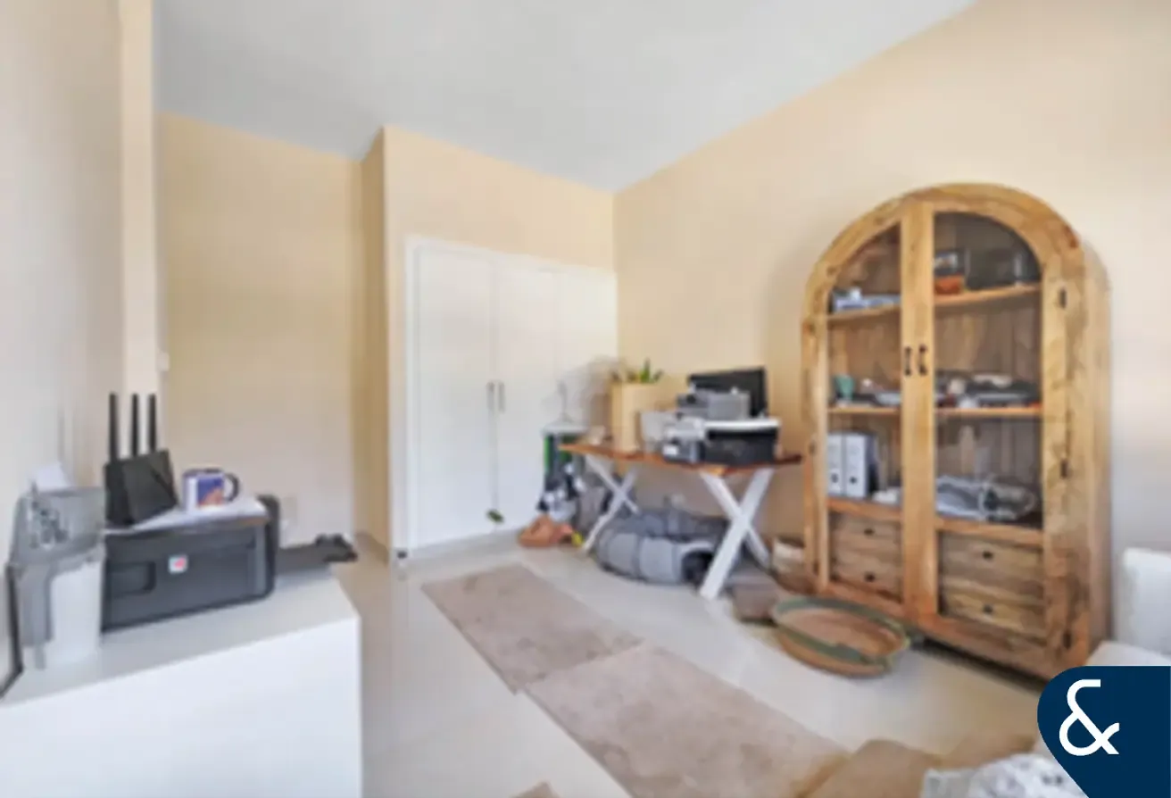 Upgraded | Open Plan Layout | Lake facing