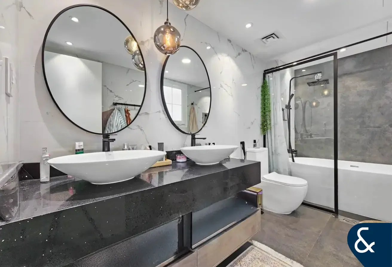 Upgraded | Open Plan Layout | Lake facing
