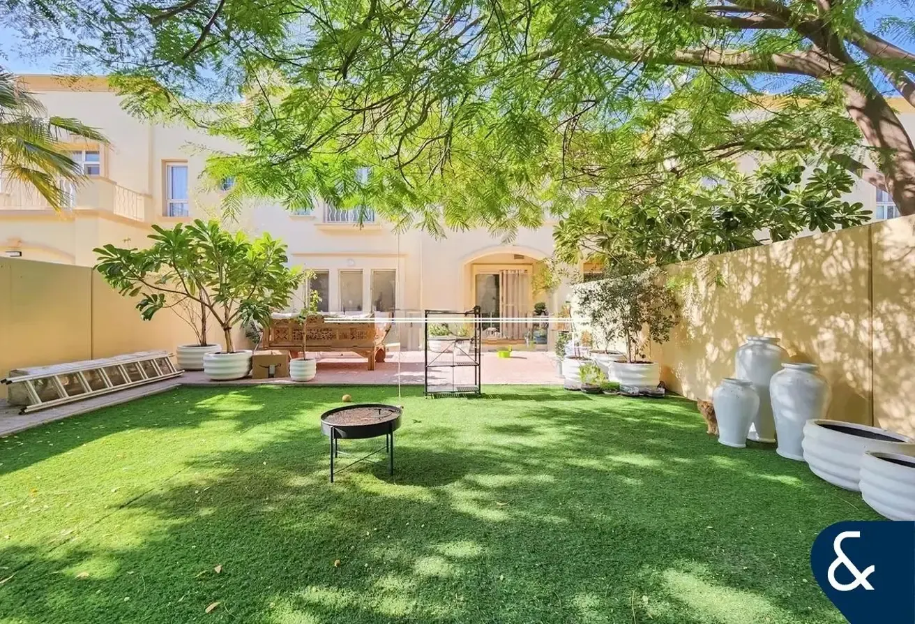 Upgraded | Open Plan Layout | Lake facing