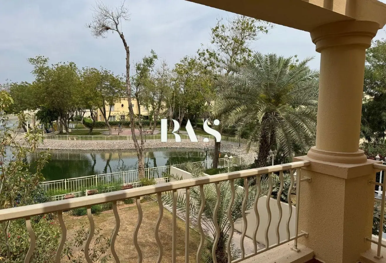 LAKESIDE FAMILY LIVING | PRIVATE GARDEN | SPRINGS6