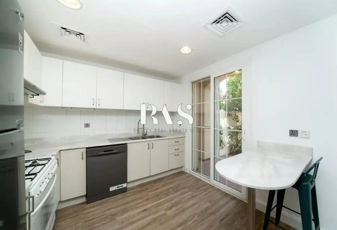 LAKESIDE FAMILY LIVING | PRIVATE GARDEN | SPRINGS6