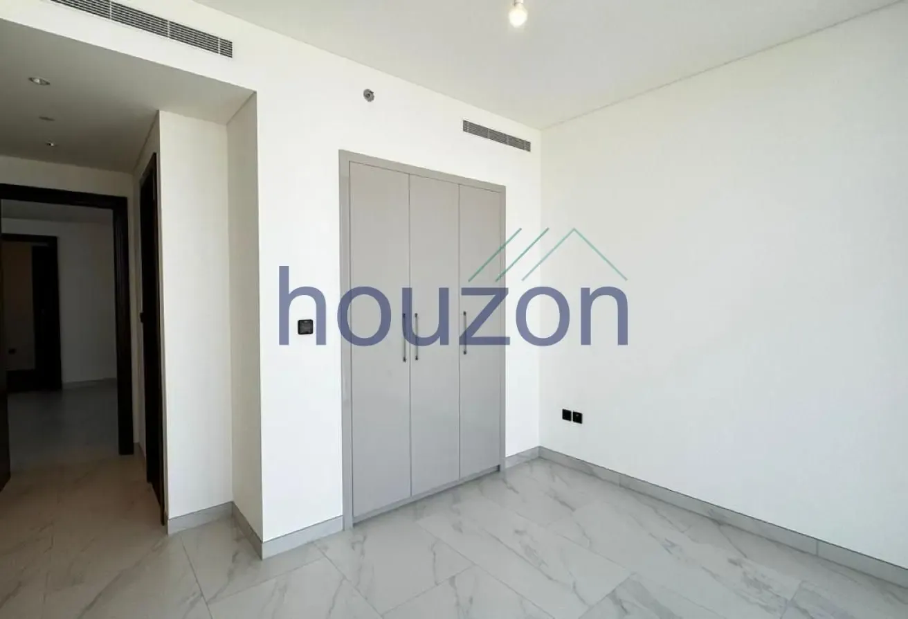 High Floor 3BR + M/R | Vacant | Waterfront View