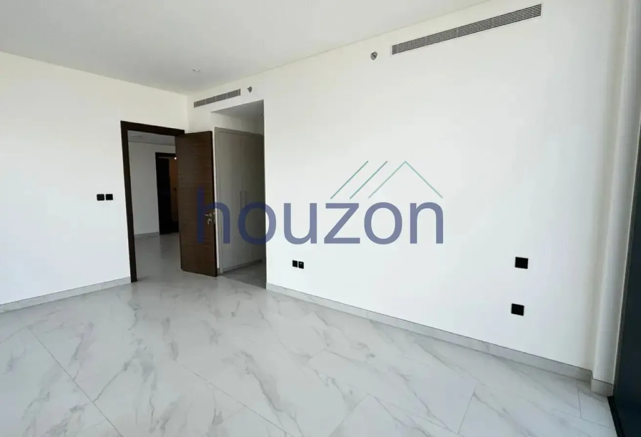 High Floor 3BR + M/R | Vacant | Waterfront View