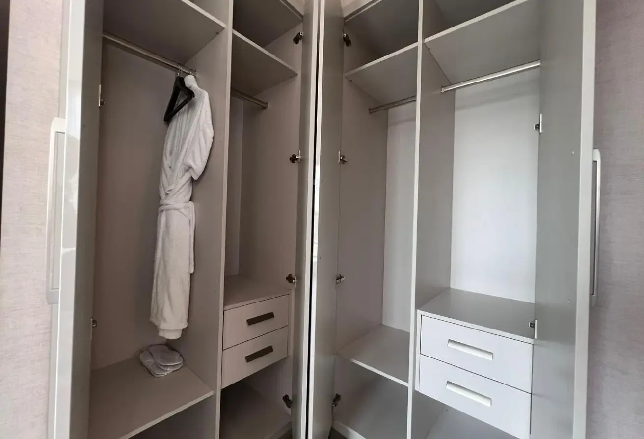 Full Lagoon Views | Fully Furnished | Corner Unit