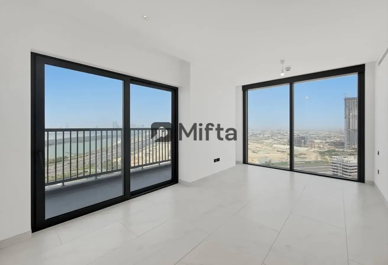 2.5% Commission | Bright and Spacious | 3 BR