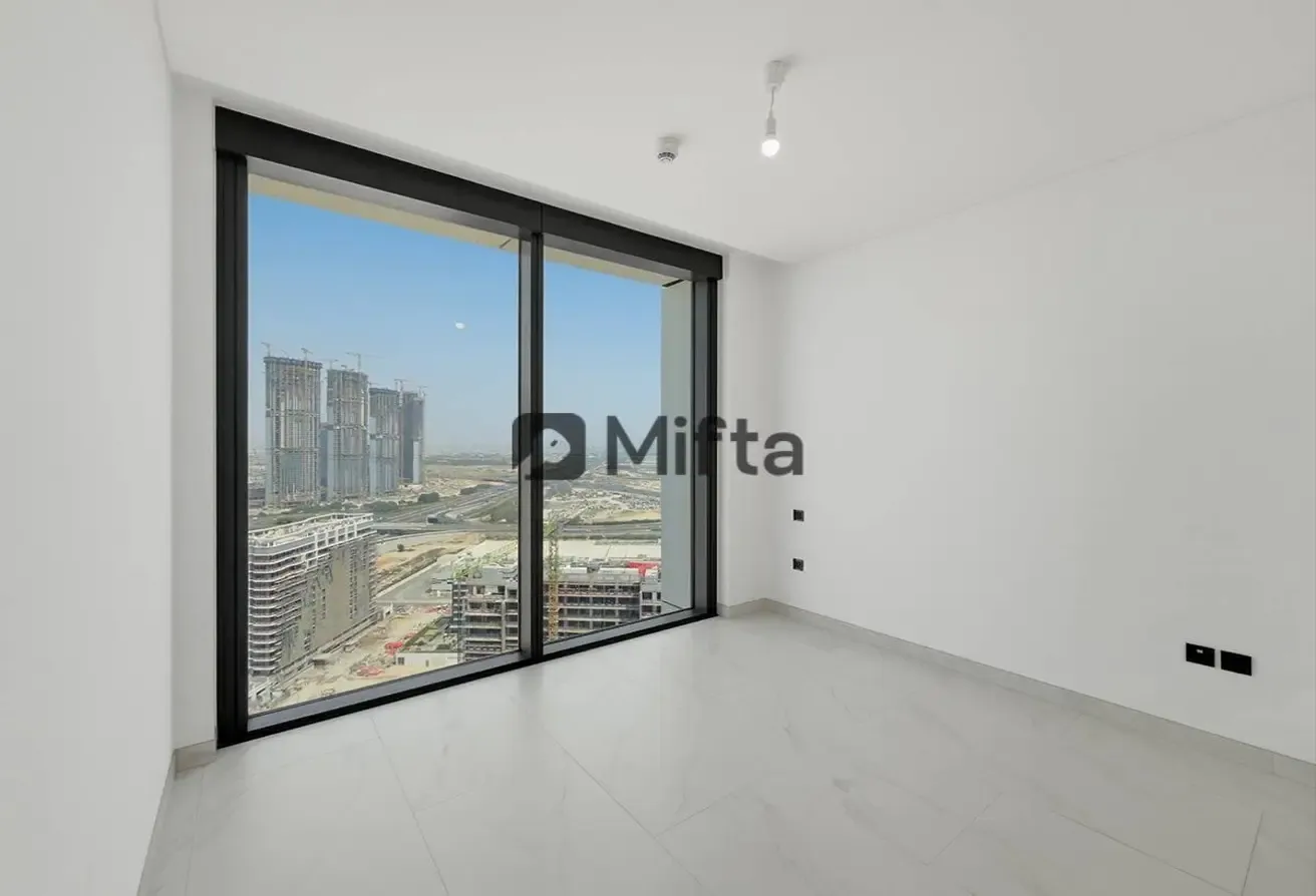 2.5% Commission | Bright and Spacious | 3 BR