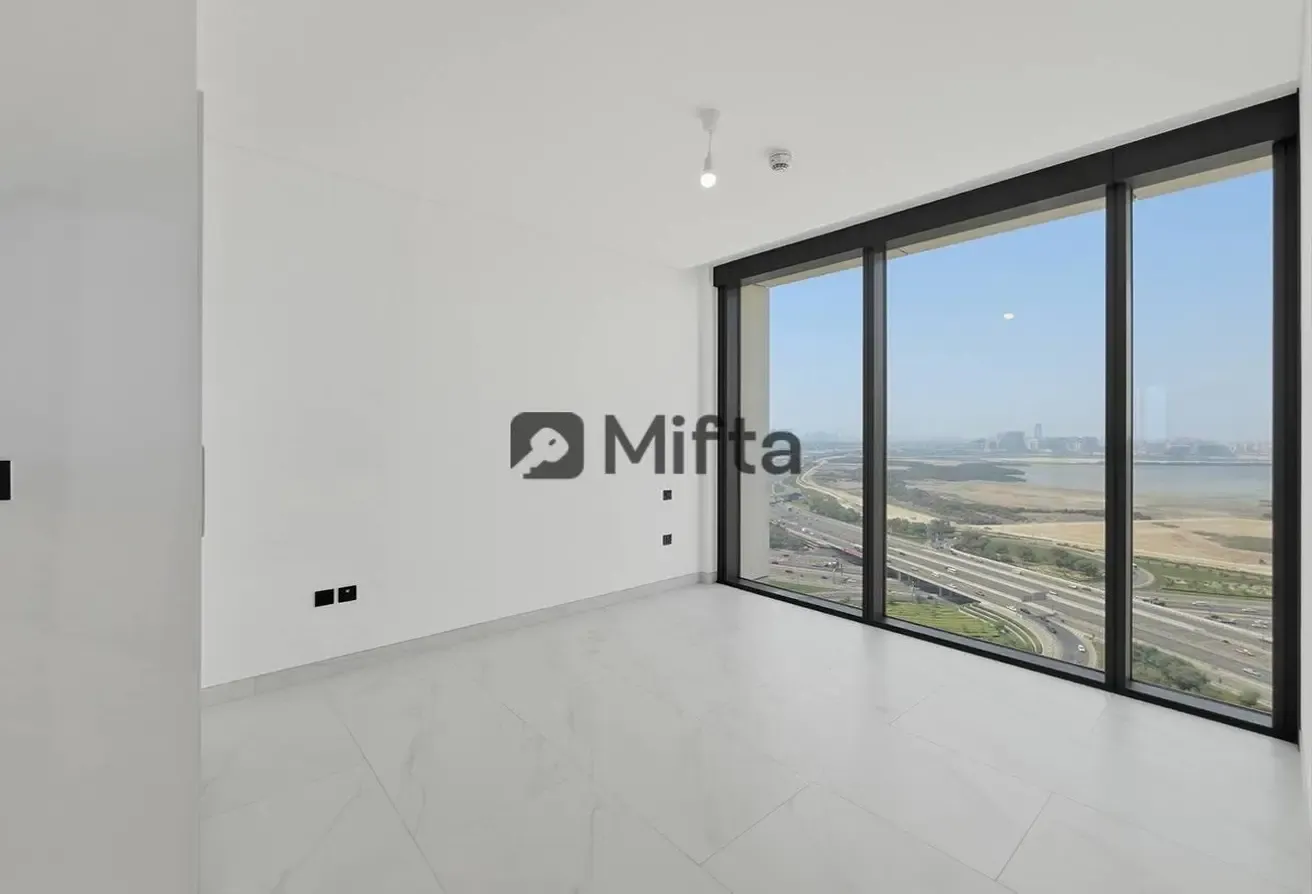 2.5% Commission | Bright and Spacious | 3 BR