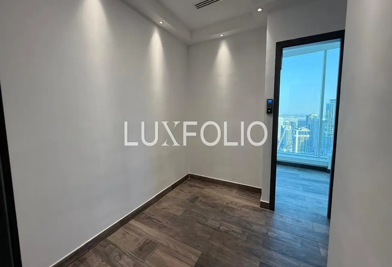 Exclusive Office Space | Vacant | 7 Parkings