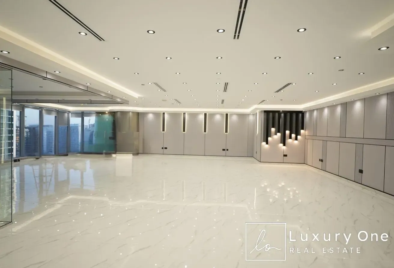 LUXURY FITTED | BRIGHT OFFICE | PANTRY