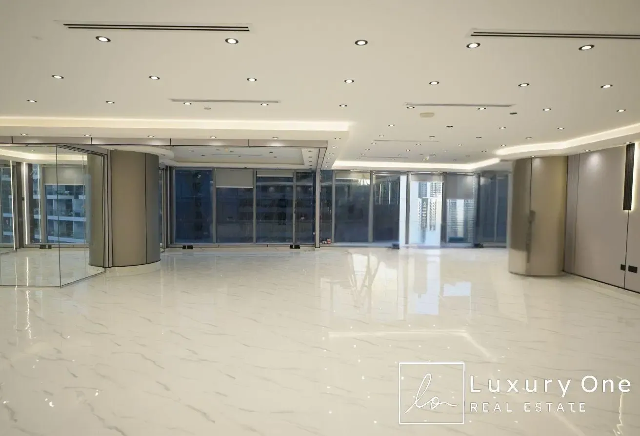 LUXURY FITTED | BRIGHT OFFICE | PANTRY