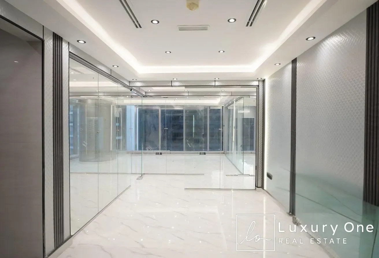 LUXURY FITTED | BRIGHT OFFICE | PANTRY