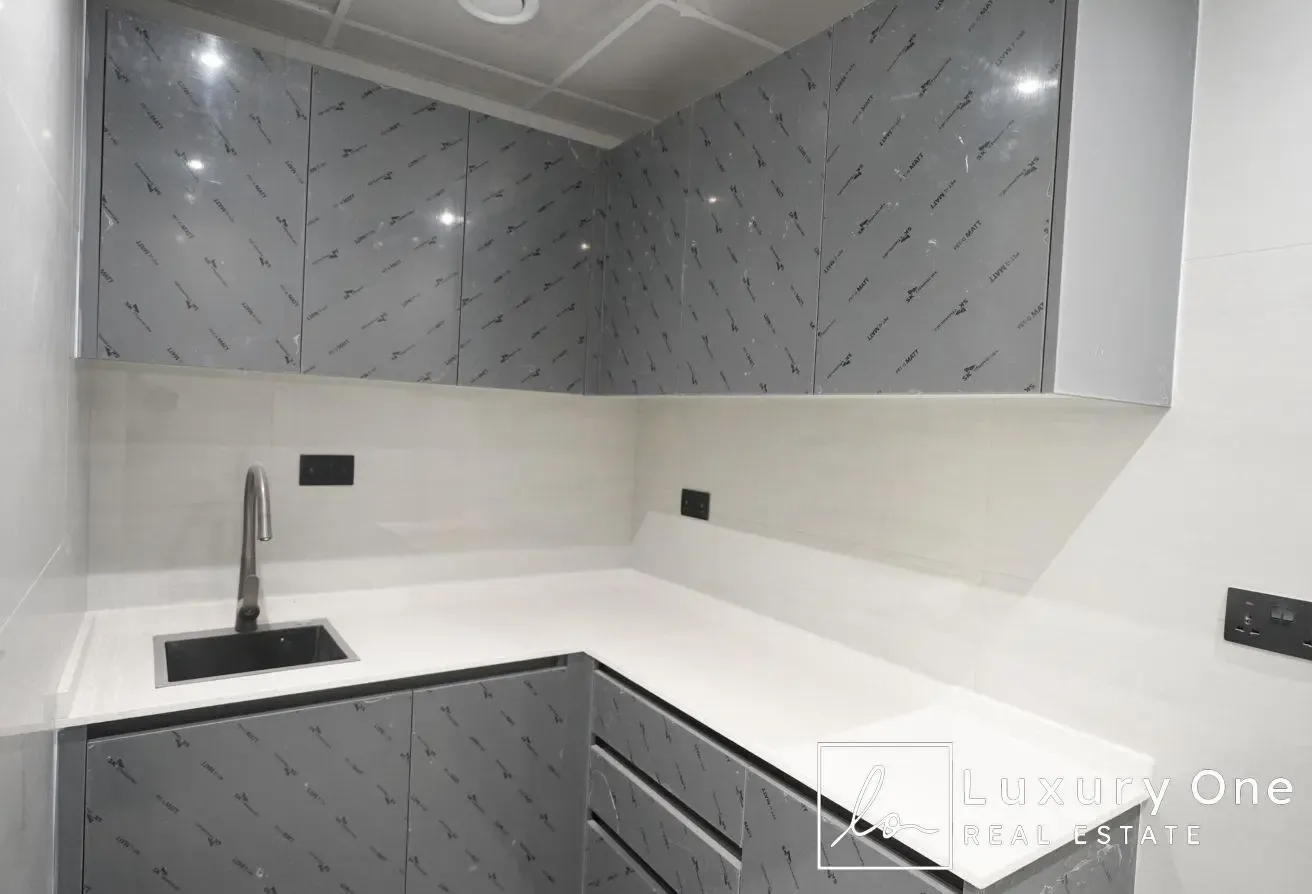 LUXURY FITTED | BRIGHT OFFICE | PANTRY
