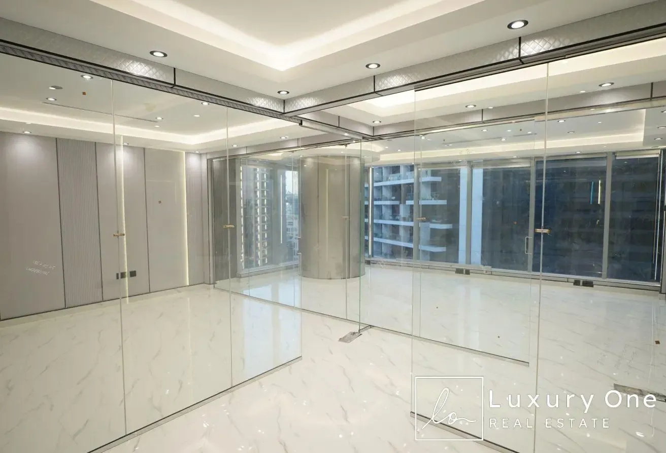 LUXURY FITTED | BRIGHT OFFICE | PANTRY