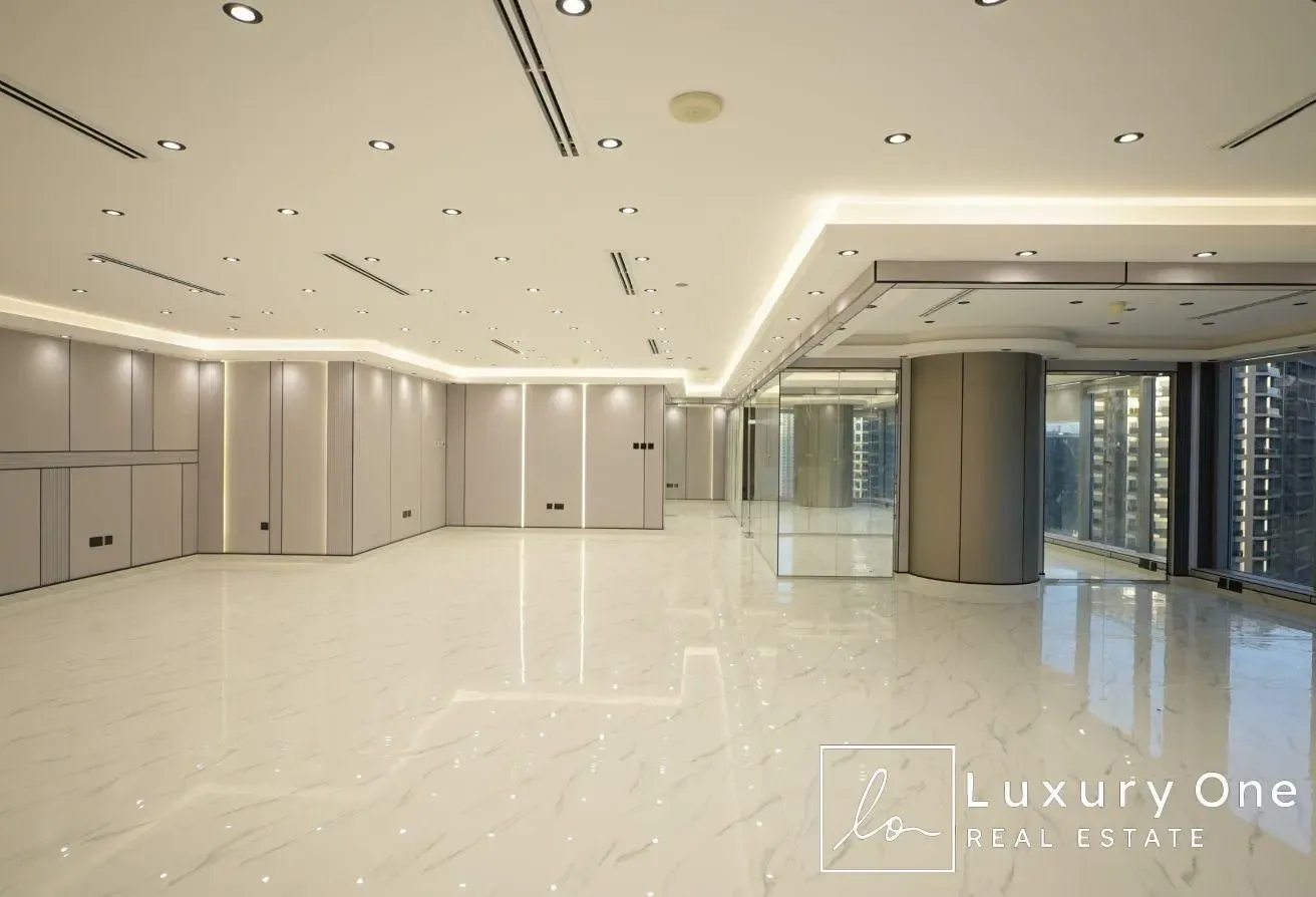 LUXURY FITTED | BRIGHT OFFICE | PANTRY