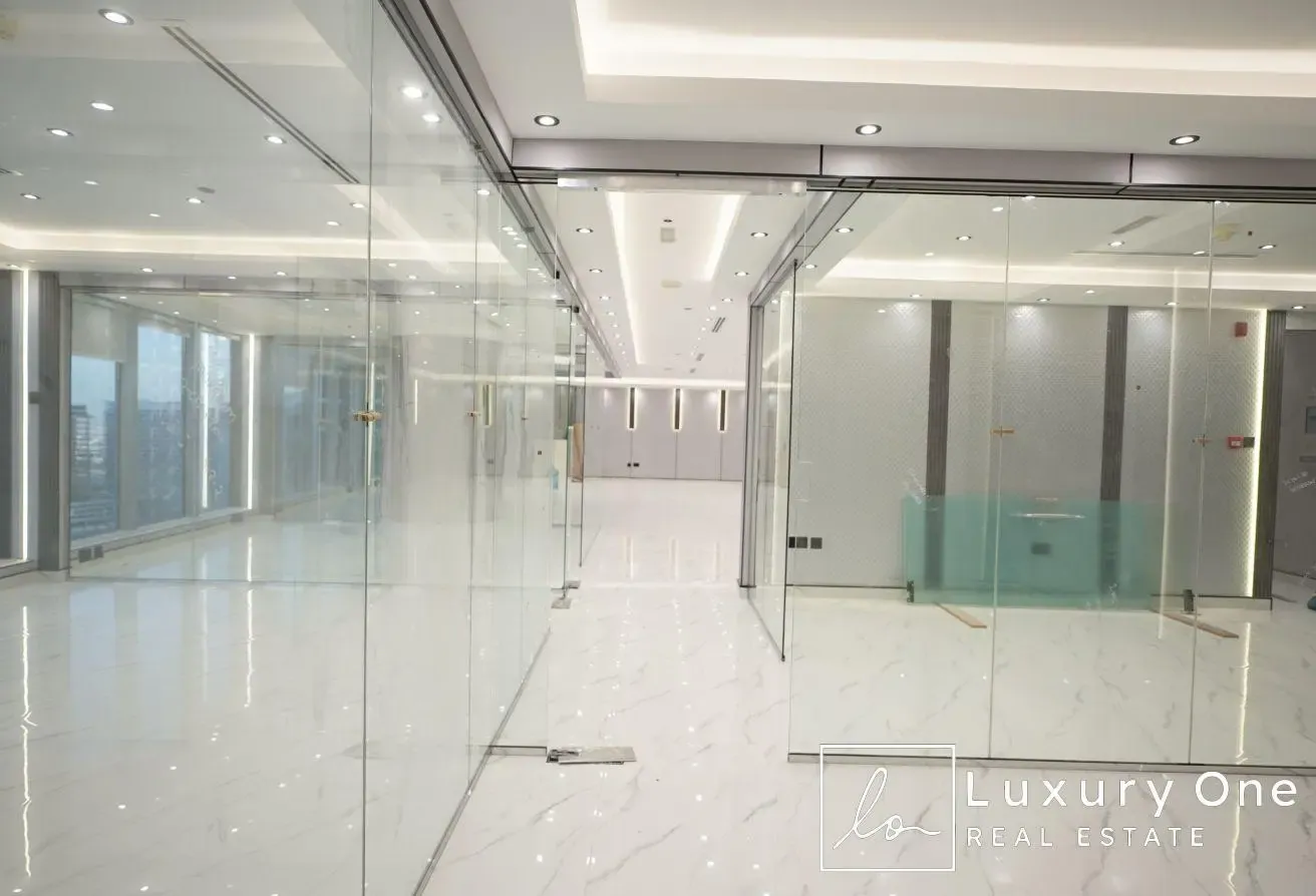 LUXURY FITTED | BRIGHT OFFICE | PANTRY