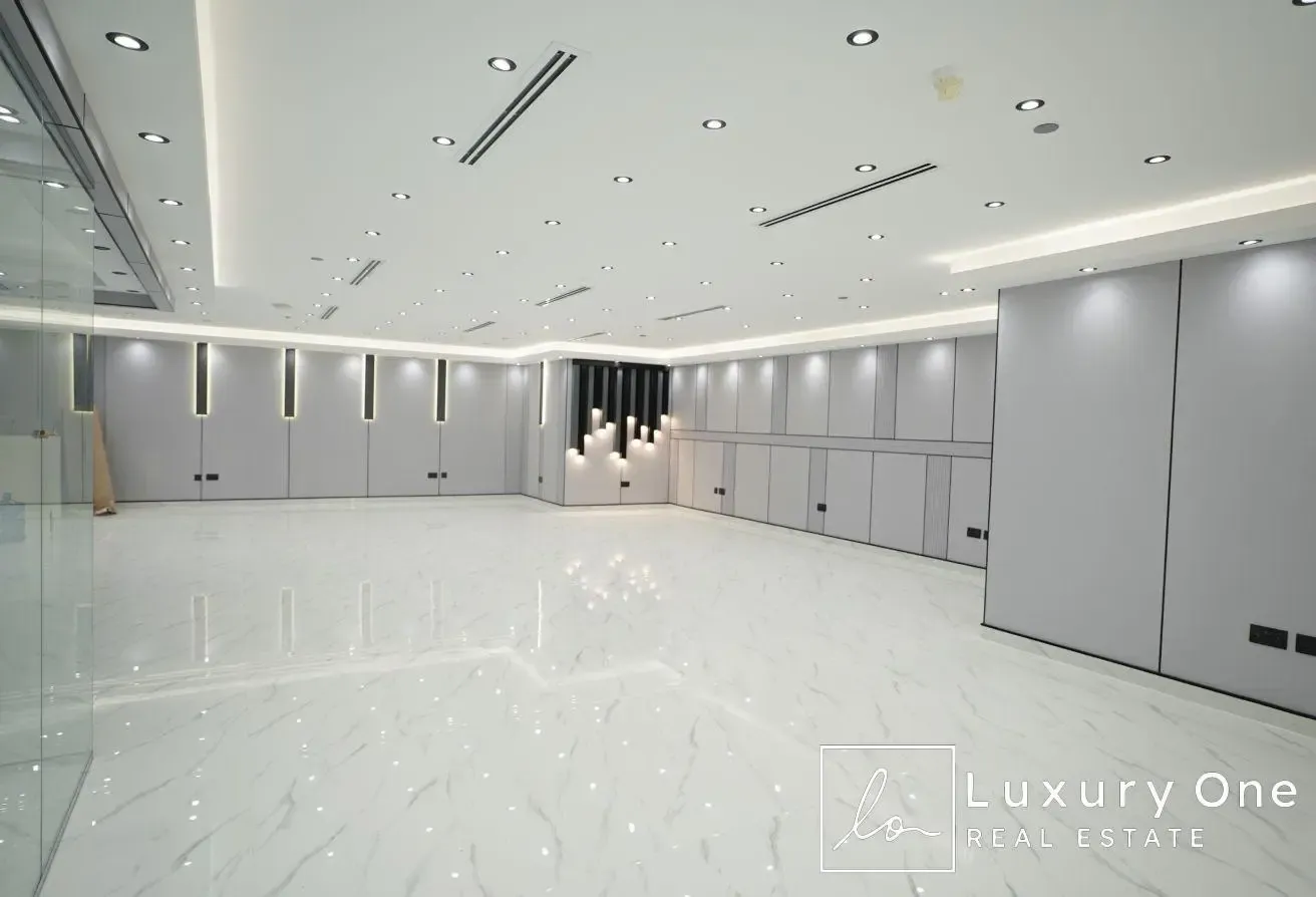 LUXURY FITTED | BRIGHT OFFICE | PANTRY