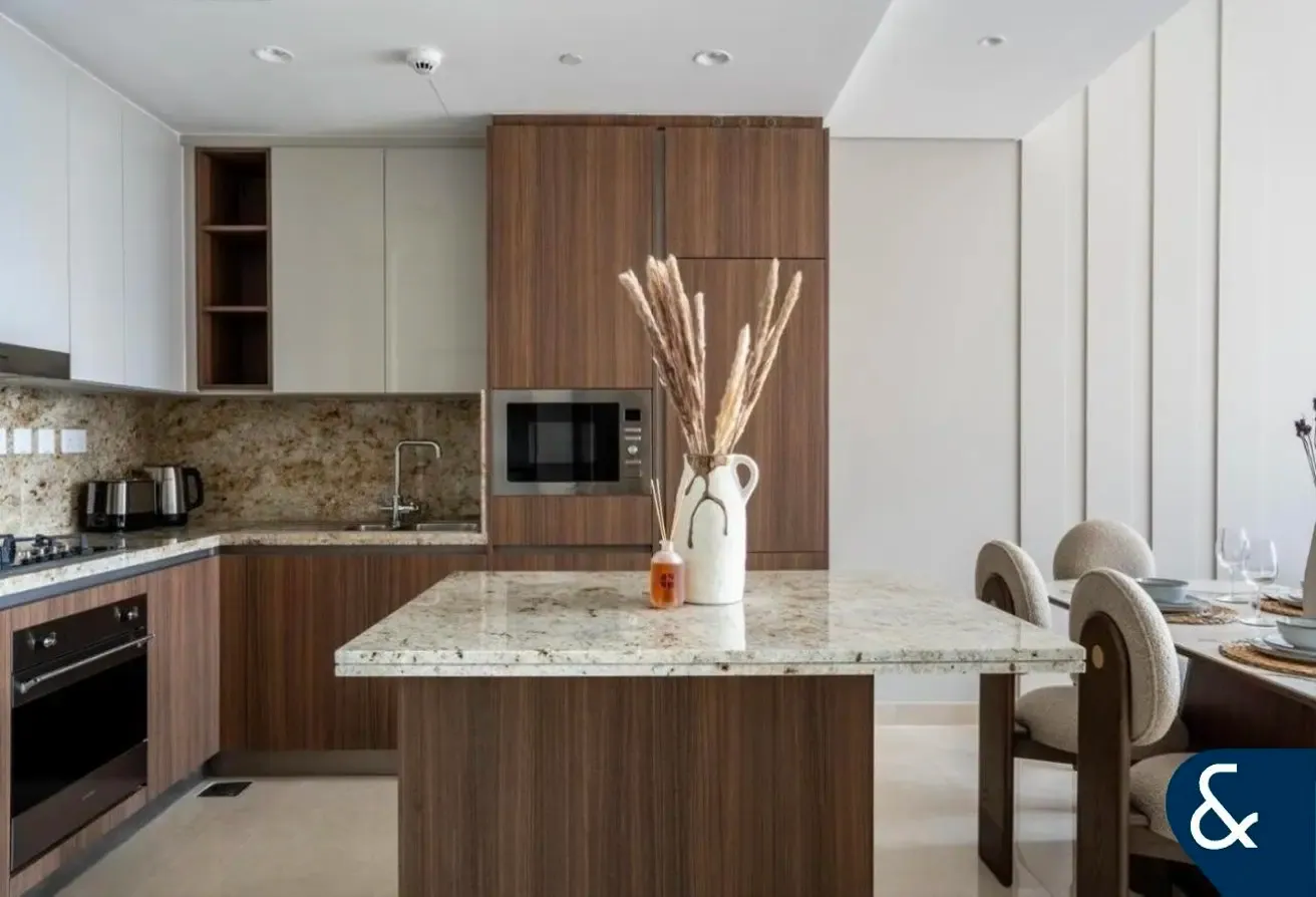 2 Plus Study | Canal Views | New Tower