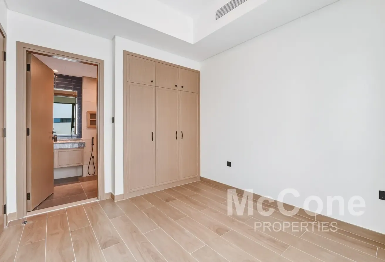 Corner Layout | Ready | Prime Location
