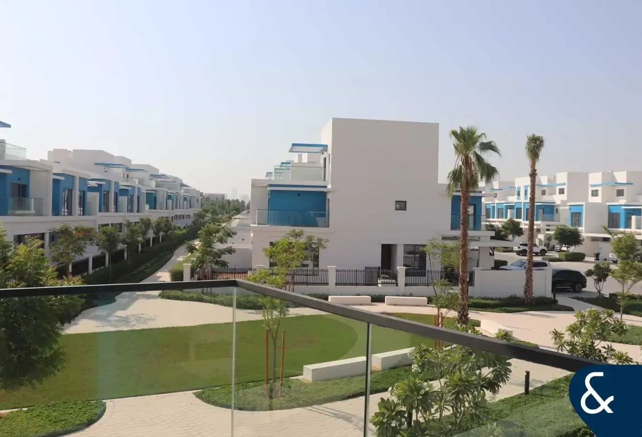 3,294 Plot | On Park | Best Location