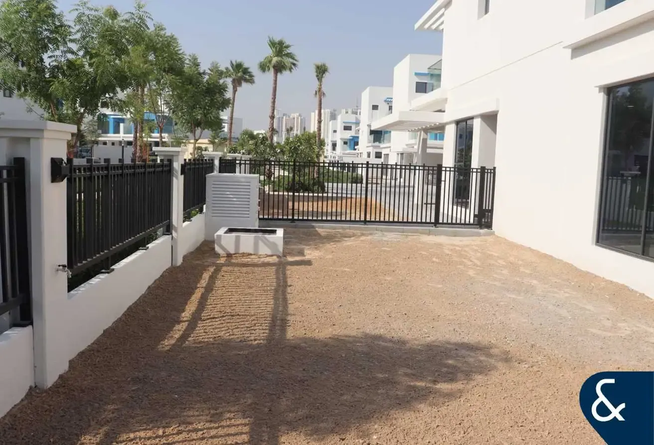 3,294 Plot | On Park | Best Location