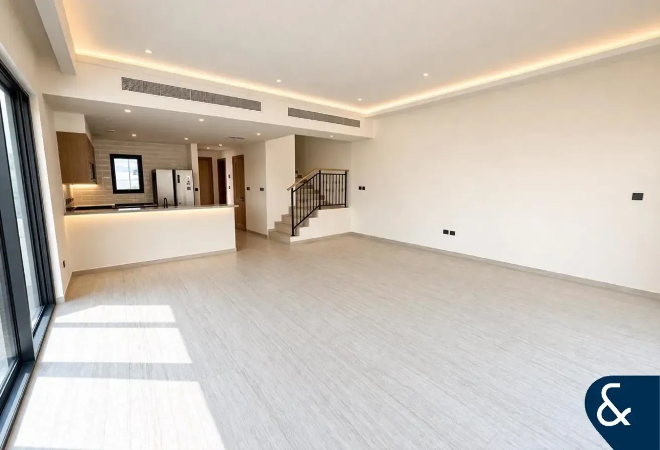 3,294 Plot | On Park | Best Location