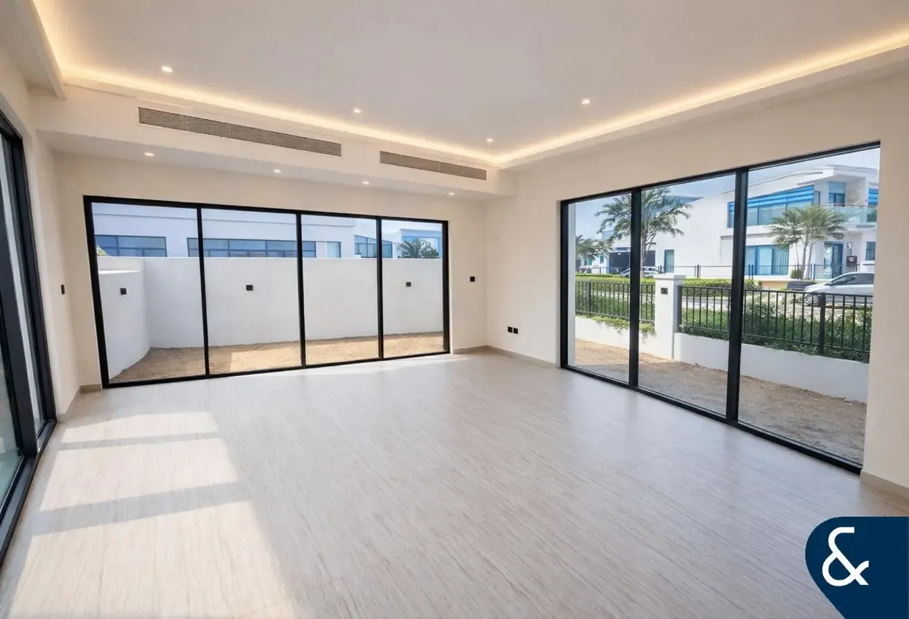 3,294 Plot | On Park | Best Location