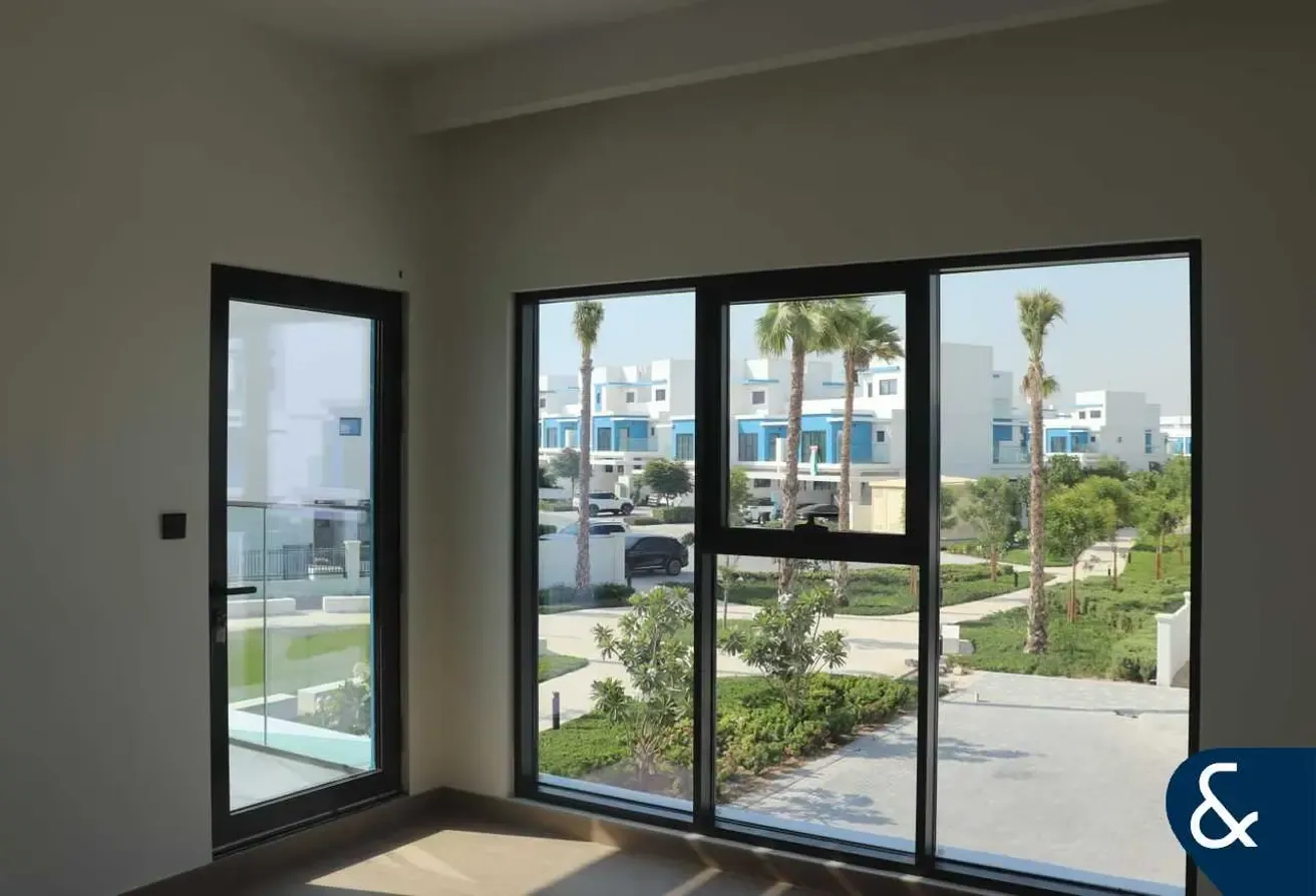 3,294 Plot | On Park | Best Location