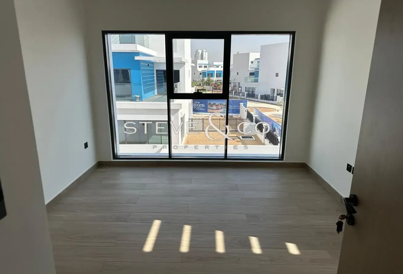 Single Row | Near to Pool and Park | Keys in Hand