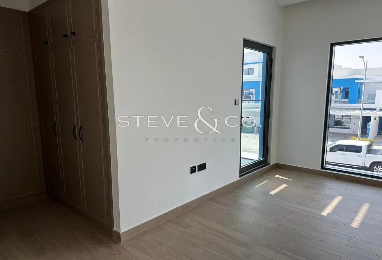Single Row | Near to Pool and Park | Keys in Hand