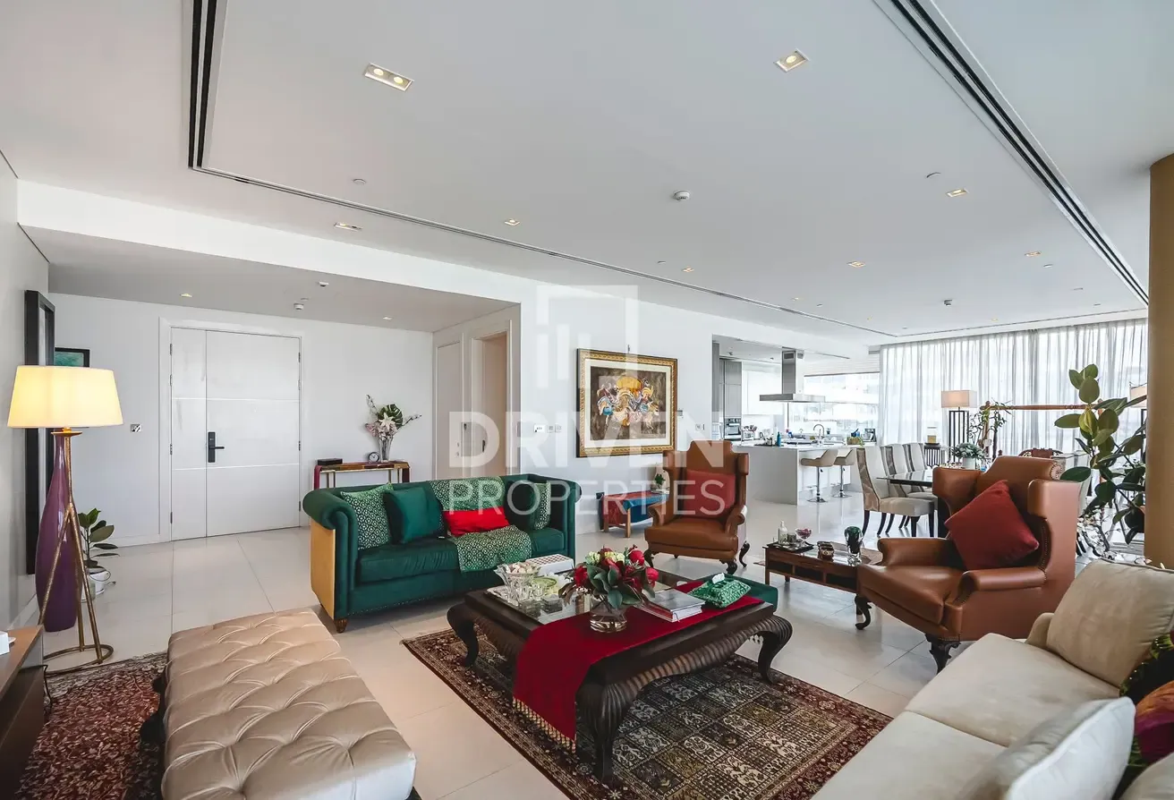 Exclusive | Vacant on Transfer | Modern Layout