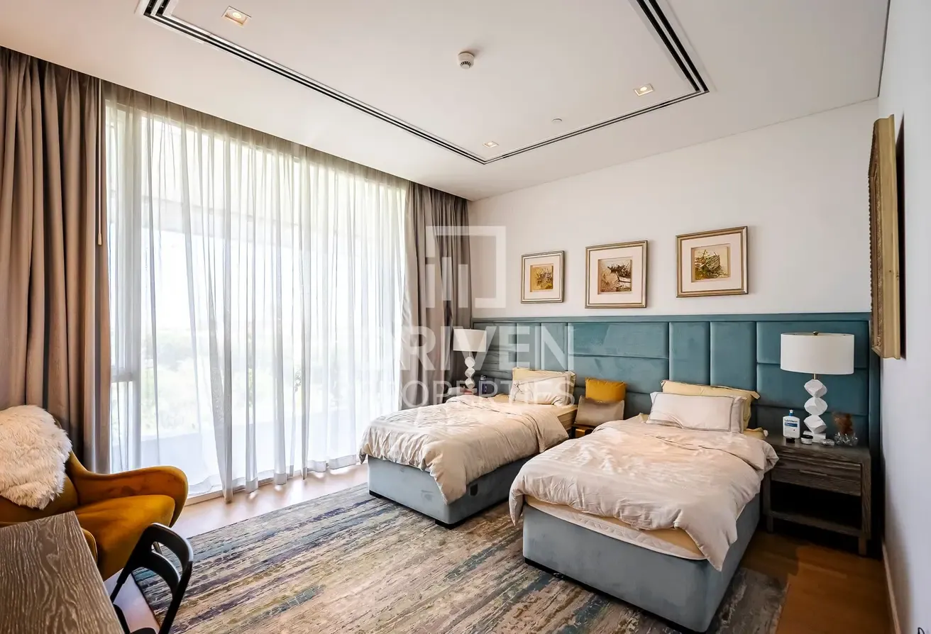 Exclusive | Vacant on Transfer | Modern Layout