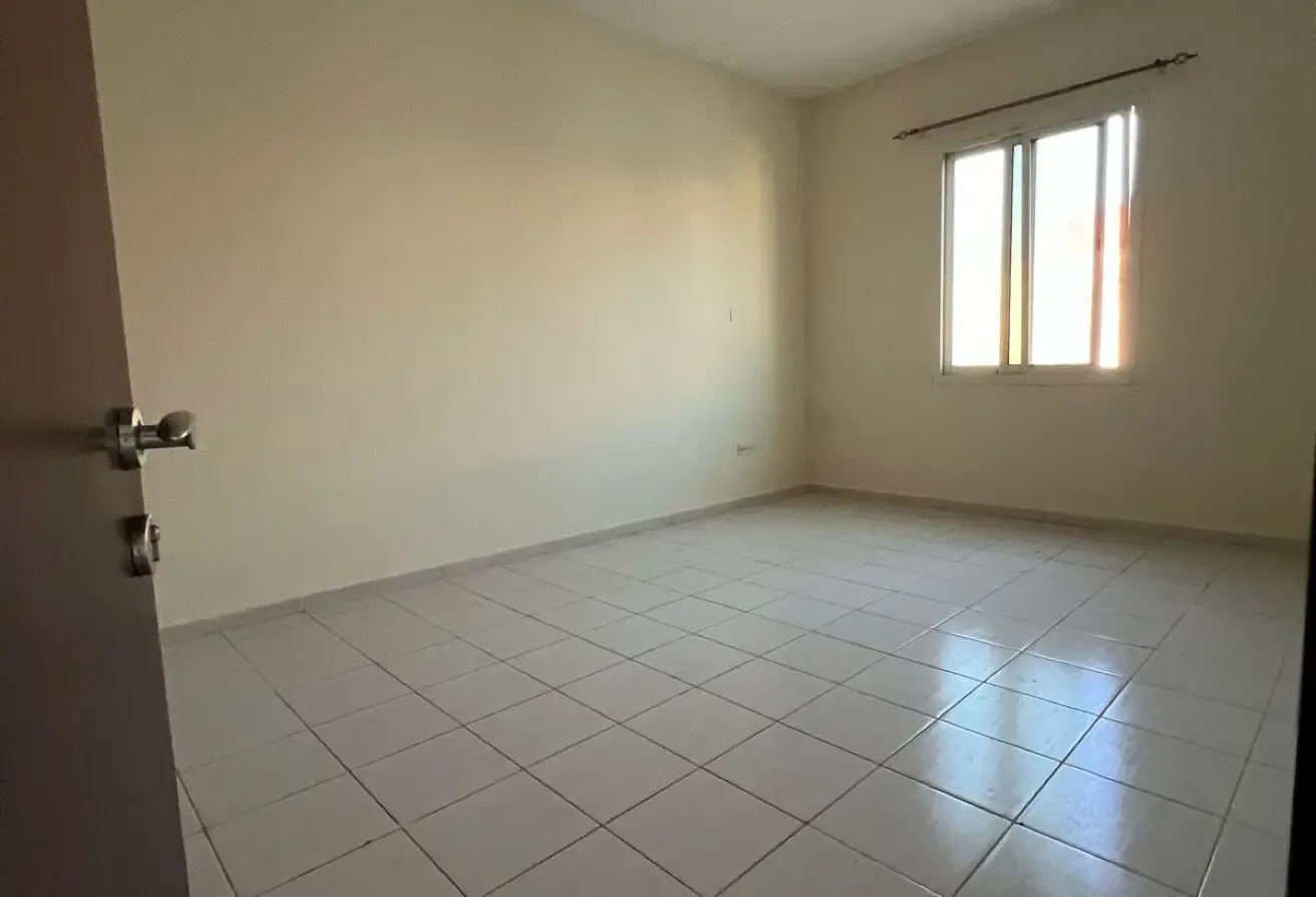 GET HIGH RETURN - BRIGHT & SPACIOUS 1 BEDROOM