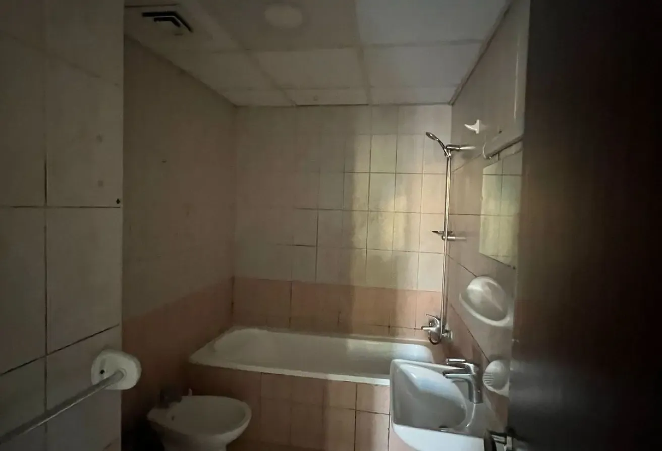 GET HIGH RETURN - BRIGHT & SPACIOUS 1 BEDROOM