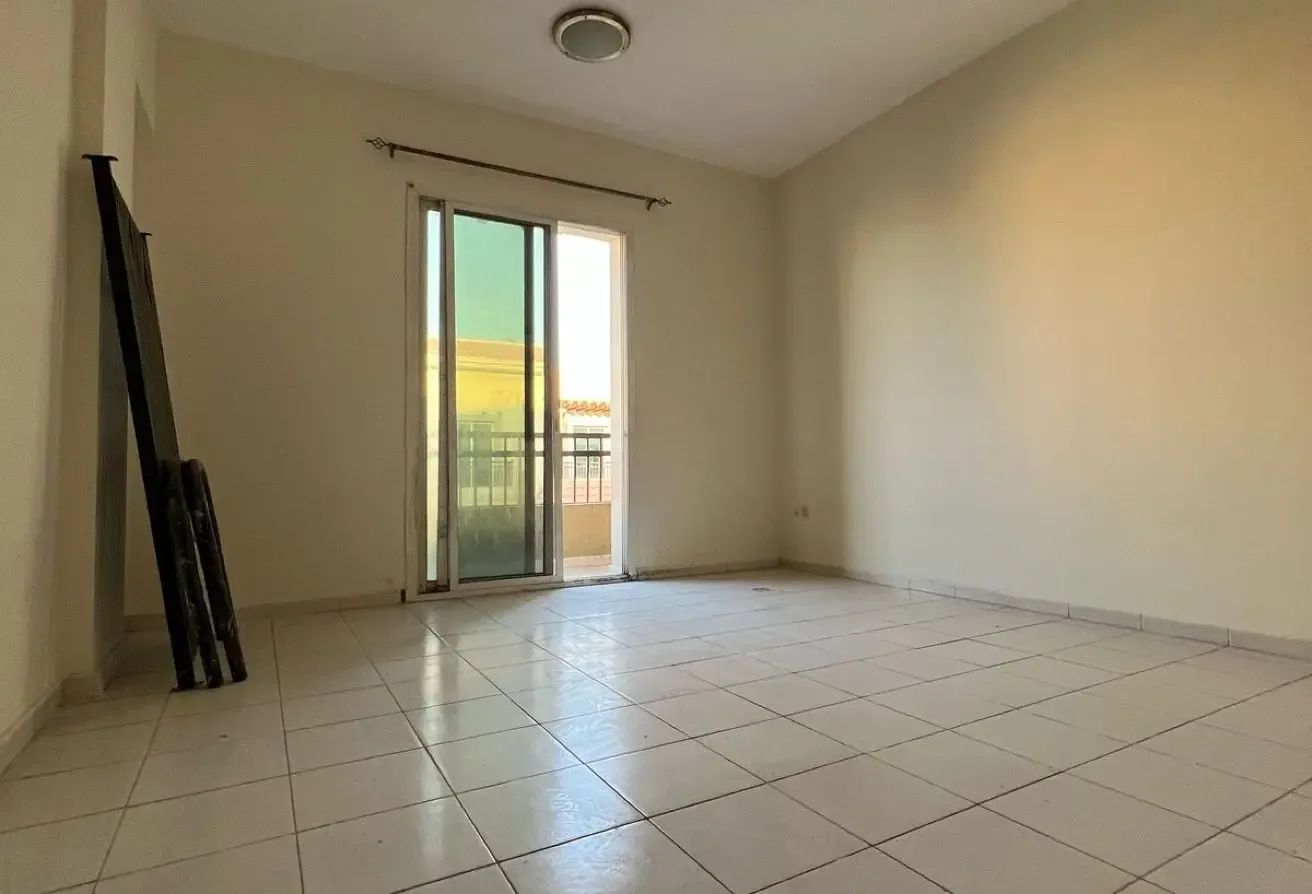 GET HIGH RETURN - BRIGHT & SPACIOUS 1 BEDROOM